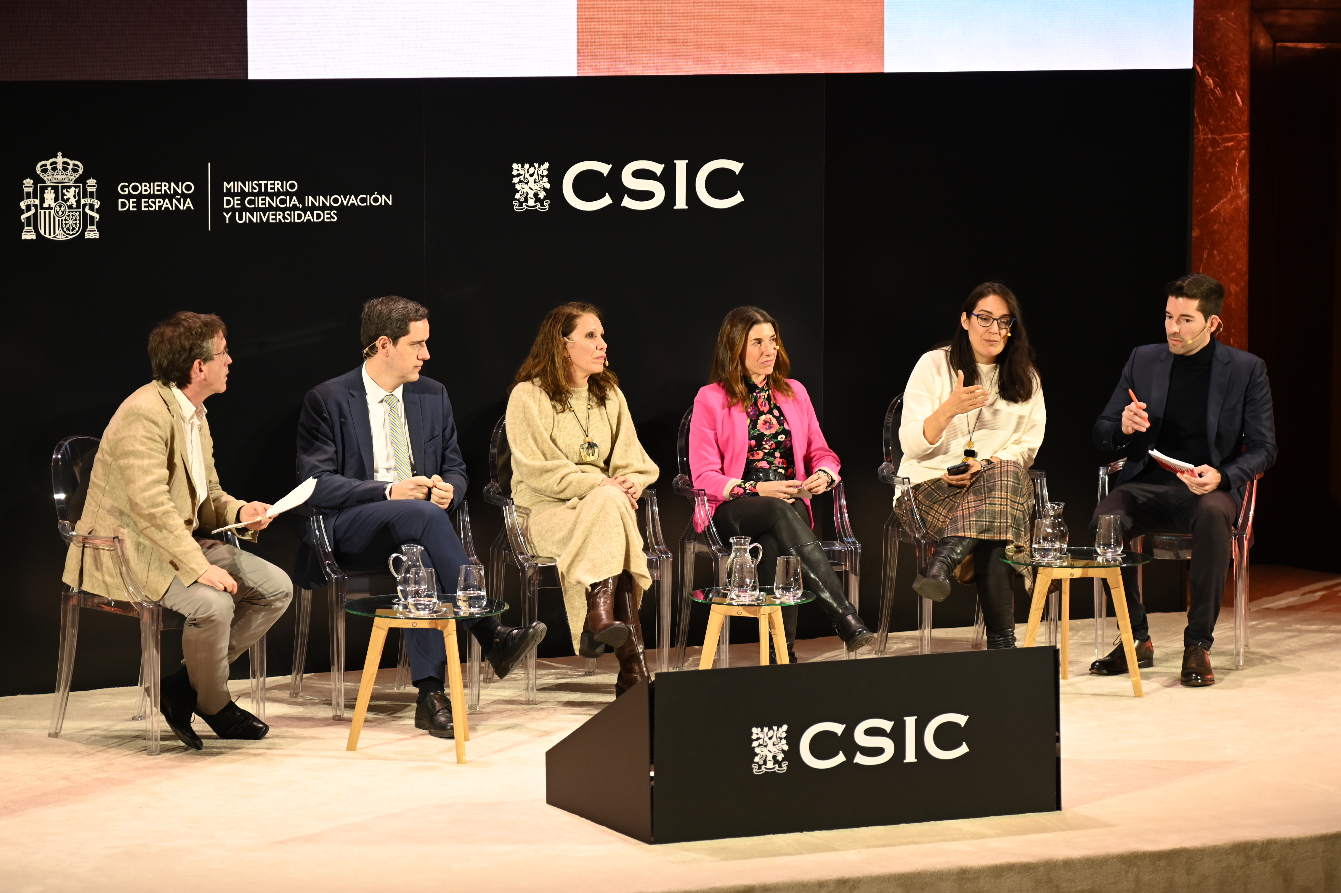 Momento de la mesa redonda, de izquierda a derecha: Javier Aramoyana (ICMAT), David Cervera (Comunidad de Madrid), Carmen Tovar (Ministerio de Educación), Salomé Cejudo (CSIC en la Escuela, VACC), Digna Couso (Universidad Autónoma de Barcelona) y Claudio Vanhees (Universidad de Ciencias Aplicadas Thomas More, Bélgica). Autoría: Erica Delgado. 