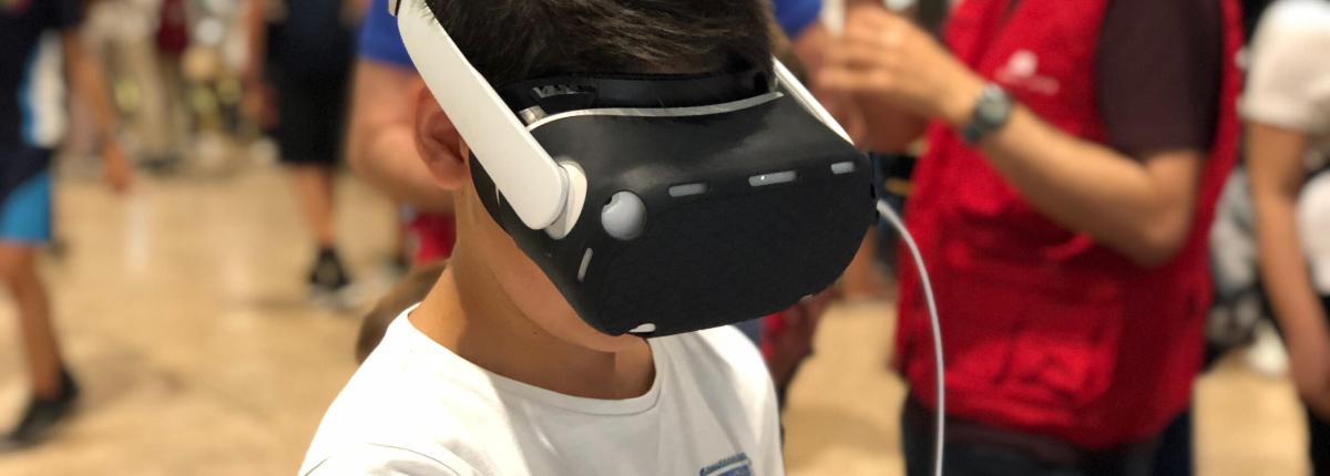 Niño con gafas de realidad virtual