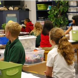 Niños y niñas atendiendo en un aula experimental